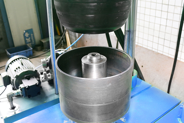 Automatische Punktschweißmaschine für Innenringe mit präziser Drahtverteilung 10