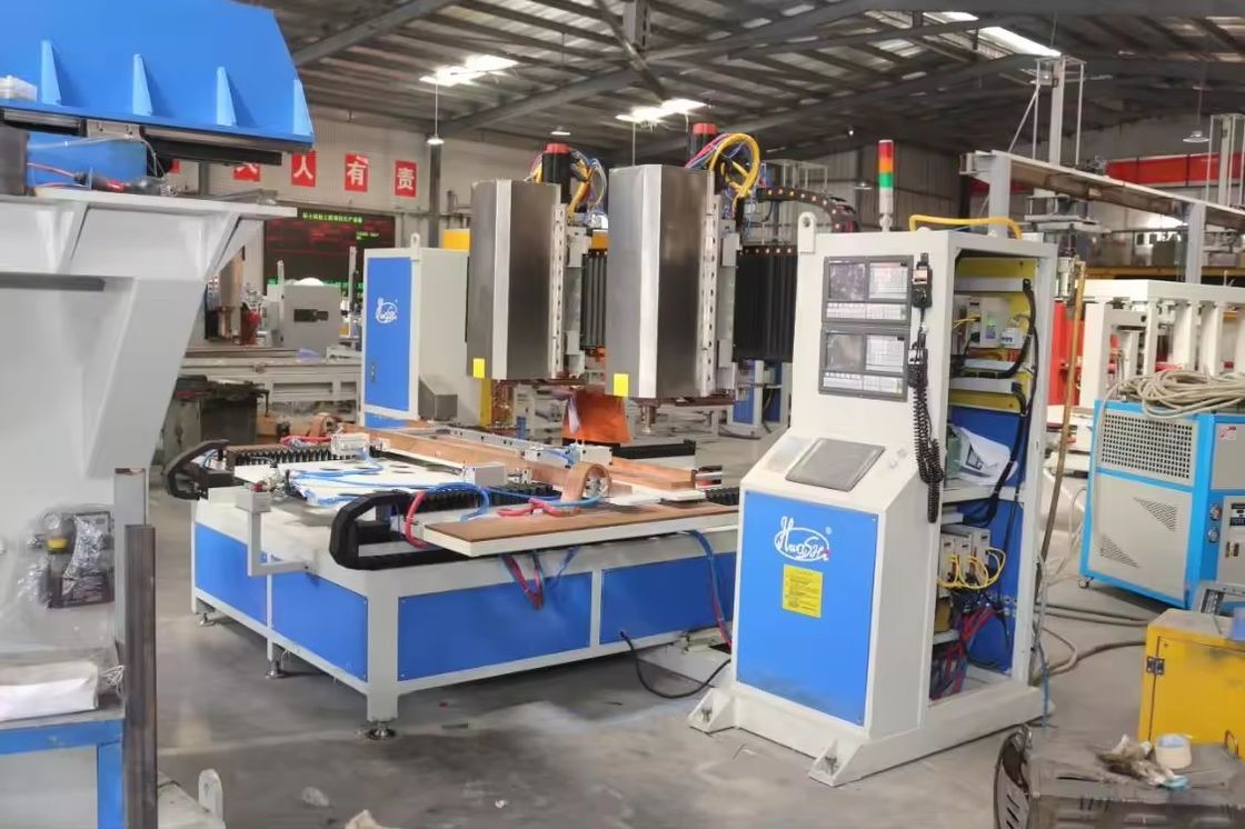 Sieben 7-Achsen-CNC-Punkt-Schweißmaschine Doppelköpfe Automatische Blechmetall für Squat Rack