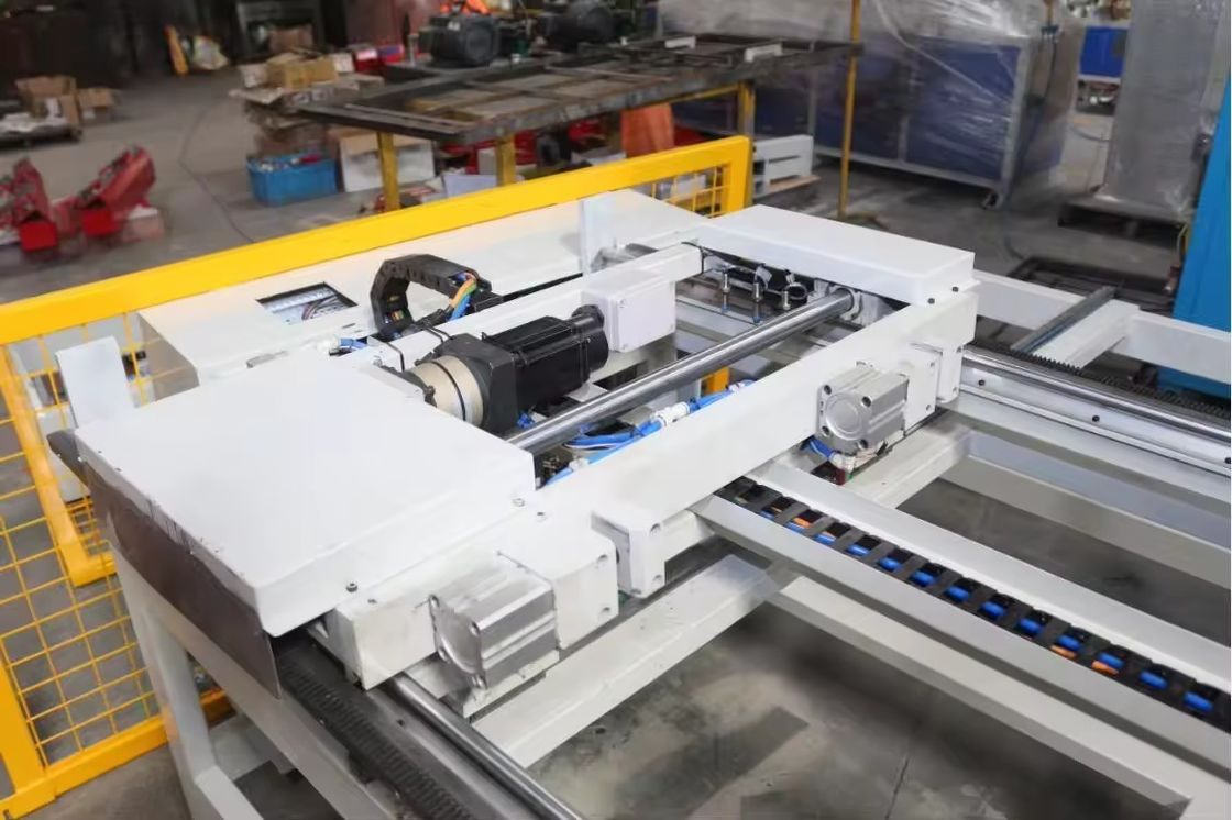 Sieben 7-Achsen-CNC-Punkt-Schweißmaschine Doppelköpfe Automatische Blechmetall für Squat Rack