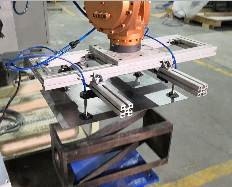Industrielle Handhabung und Palettierungsroboter mit Saugbechergreifer für leichte Flachplatte