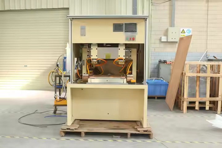 Hwashi CNC mit mittlerer Frequenz leichte kleine Stahltürplatte Metall-Spot-Schweißer mit XY-Achse automatische bewegliche Fütterung