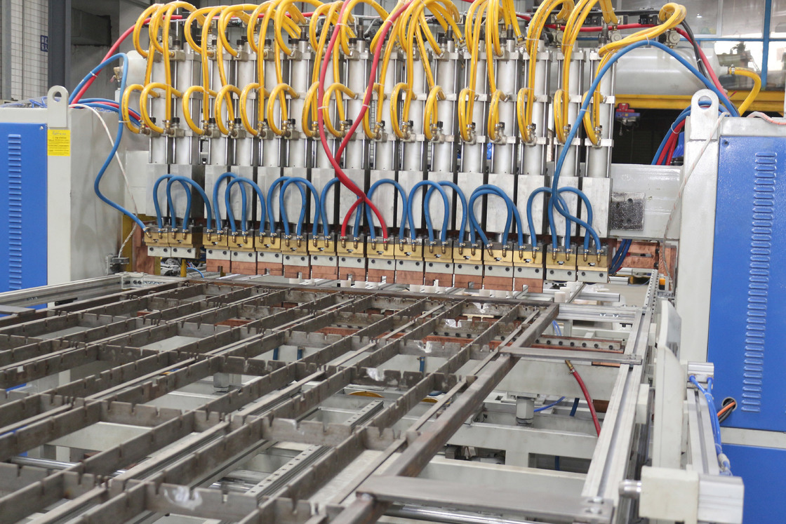 Hwashi Automatische Multiple Head Wire Mesh Spot Schweißmaschine für Einkaufswagen